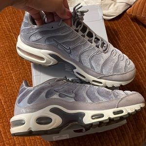 Women’s grey airmax